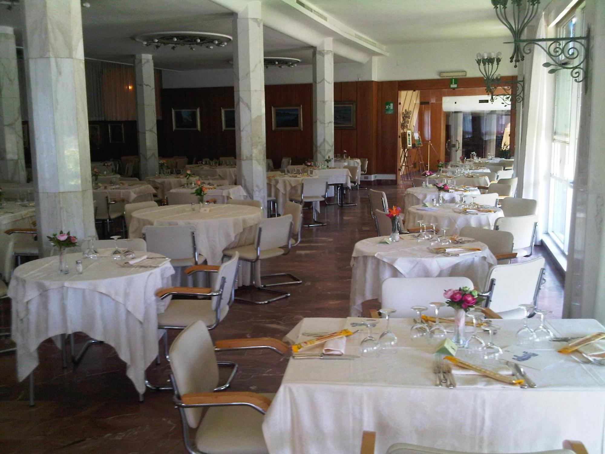 Grand Hotel Golf ตีร์เรเนีย ภายนอก รูปภาพ