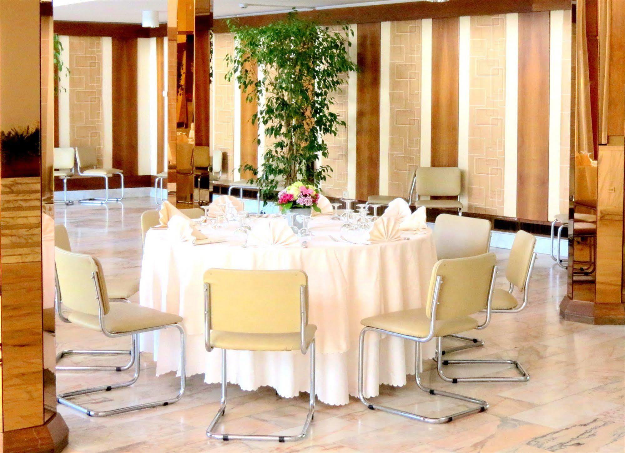 Grand Hotel Golf ตีร์เรเนีย ภายนอก รูปภาพ