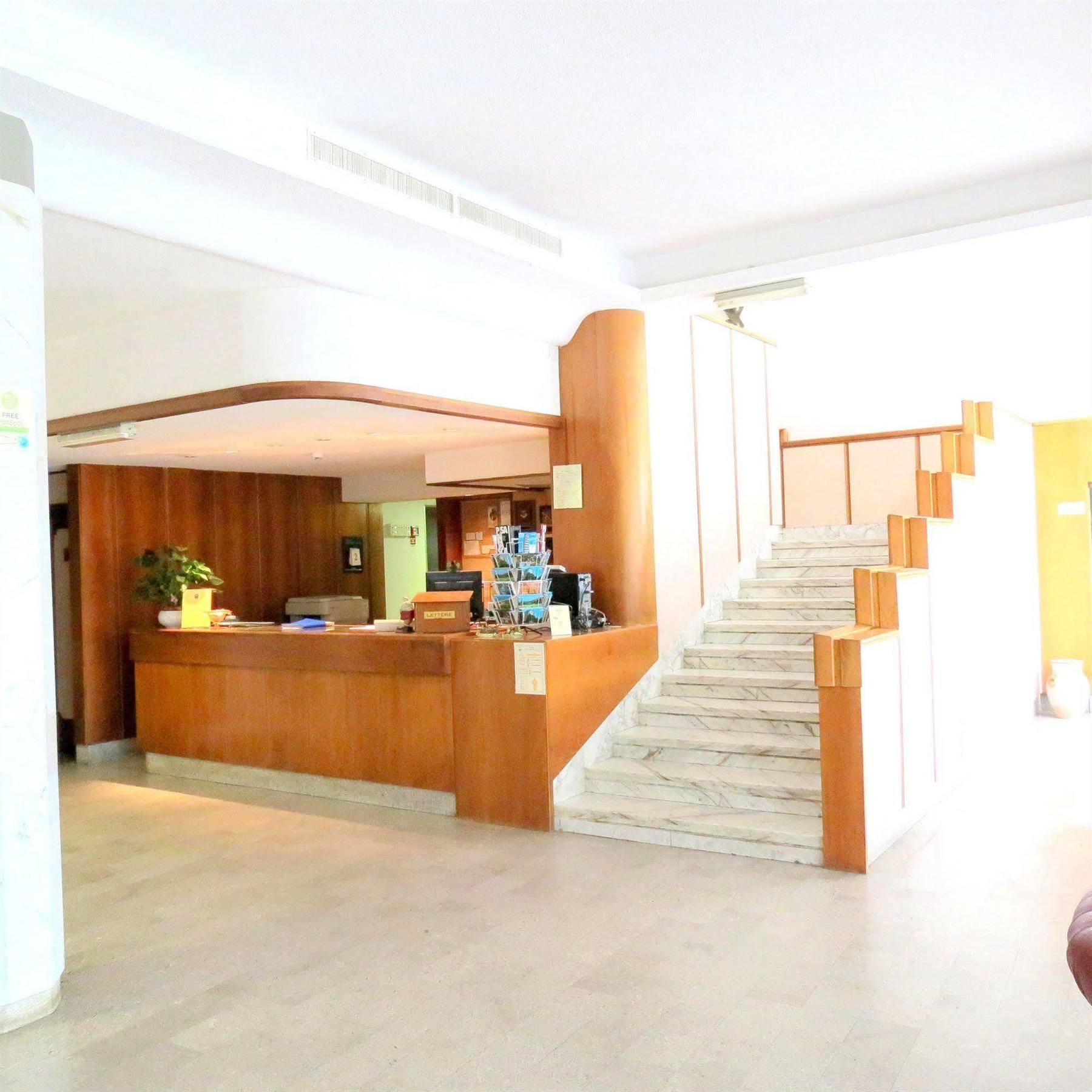 Grand Hotel Golf ตีร์เรเนีย ภายนอก รูปภาพ