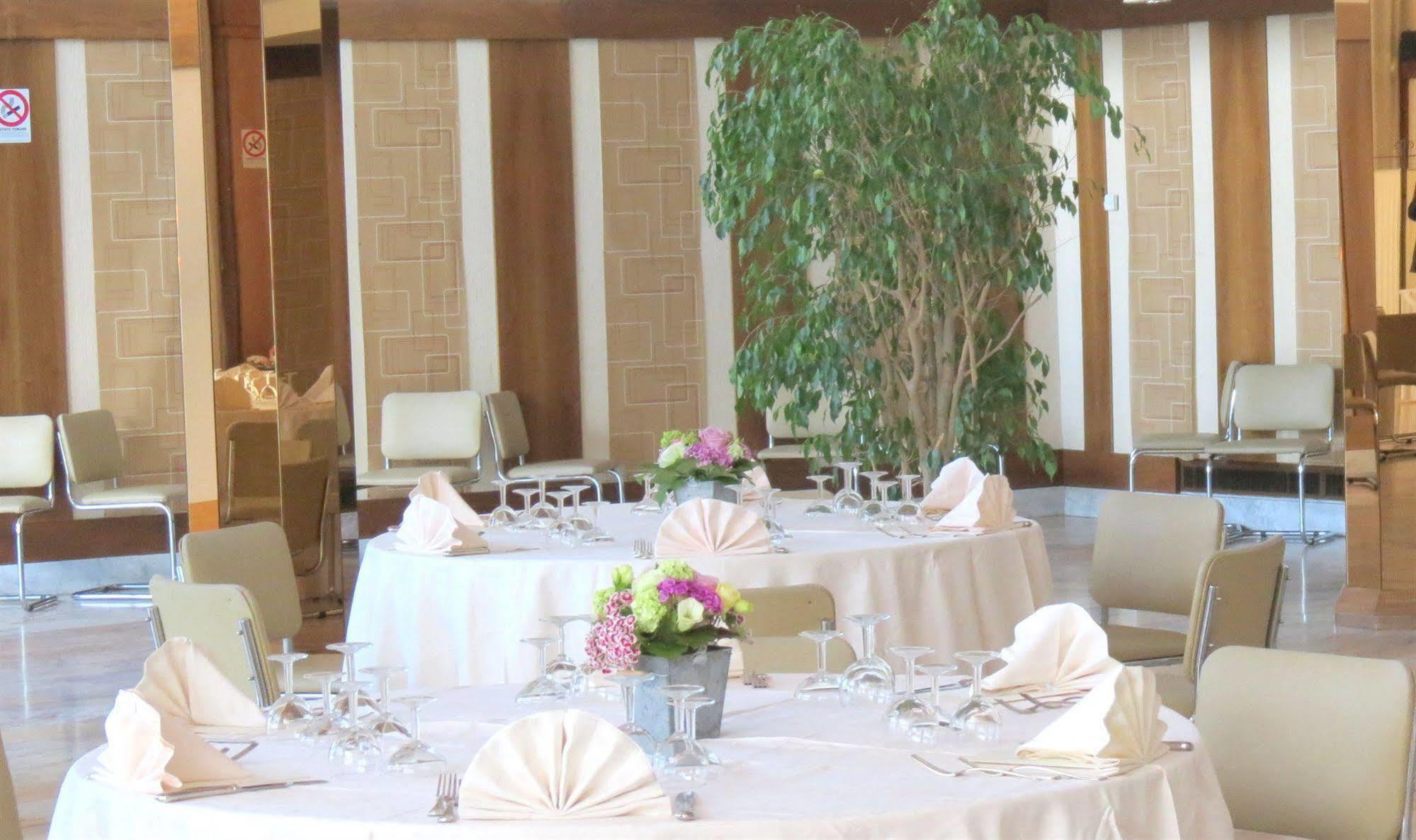 Grand Hotel Golf ตีร์เรเนีย ภายนอก รูปภาพ